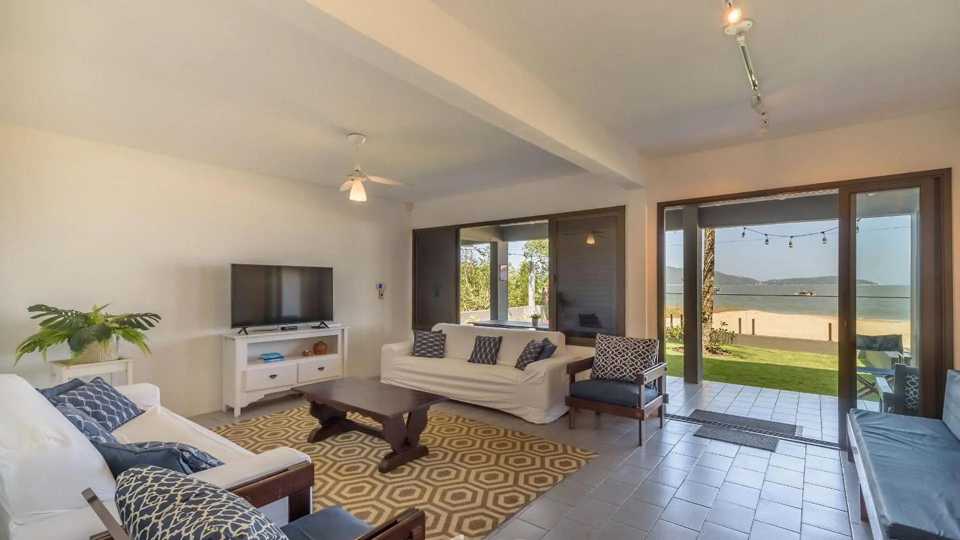 Casa 6Q Pe Na Areia Em Bombinhas Abm0101别墅